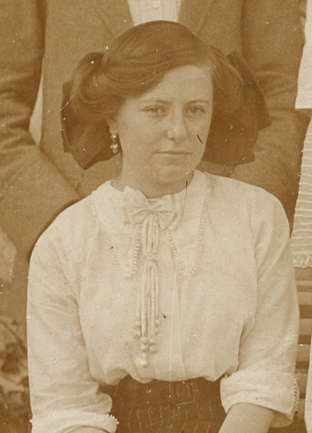 Retrato de mujer sentada.