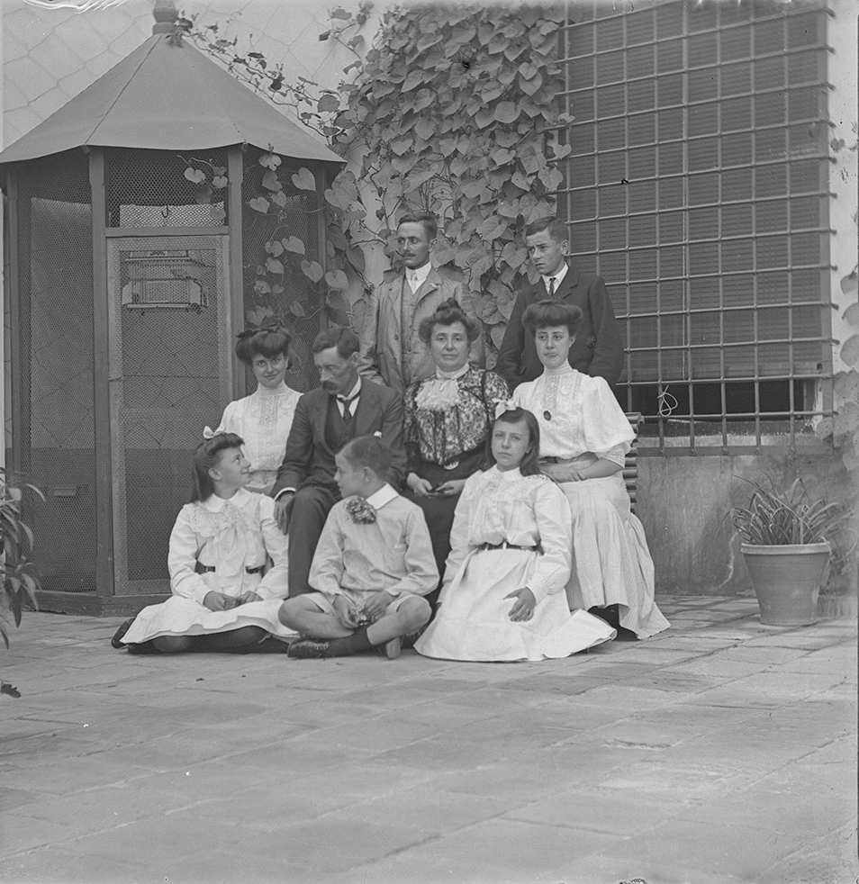 Retrato de una familia en el jardín.