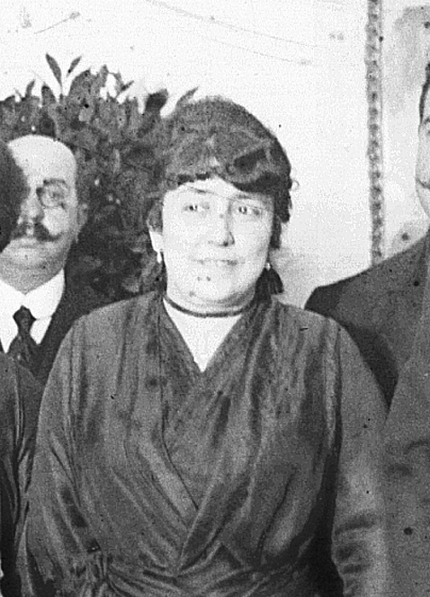 Retrato de mujer mirando a la izquierda.