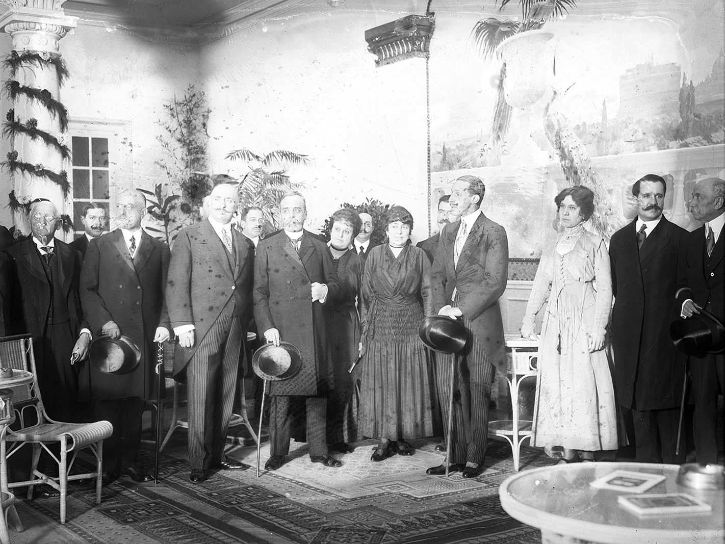 Varias personas de pie en la recepción de un hotel.