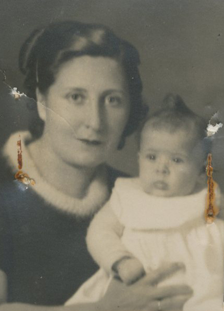 Retrato de mujer con bebé en brazos.