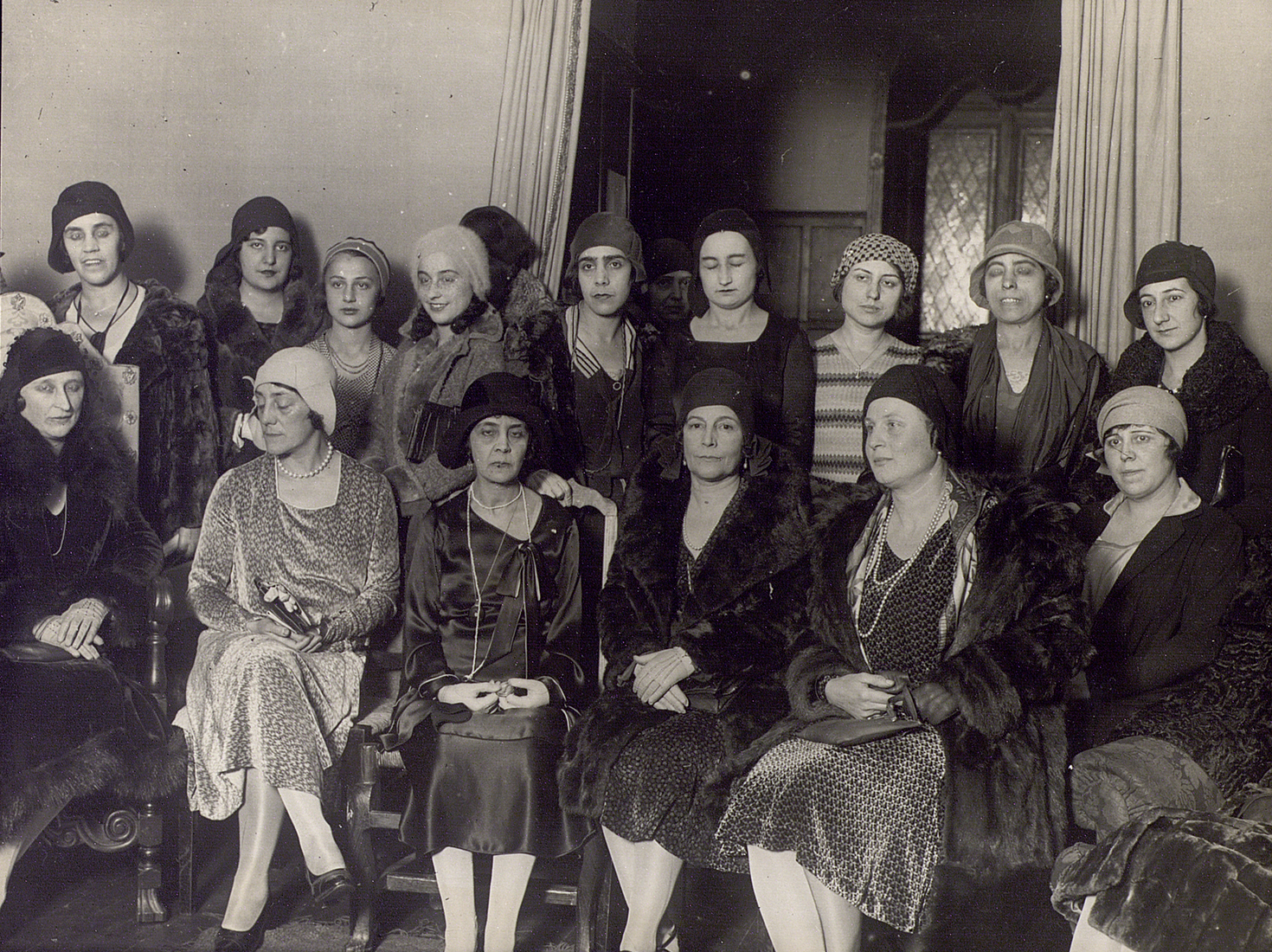 Fotografía grupal de mujeres, algunas sentadas y otras detrás de pie.