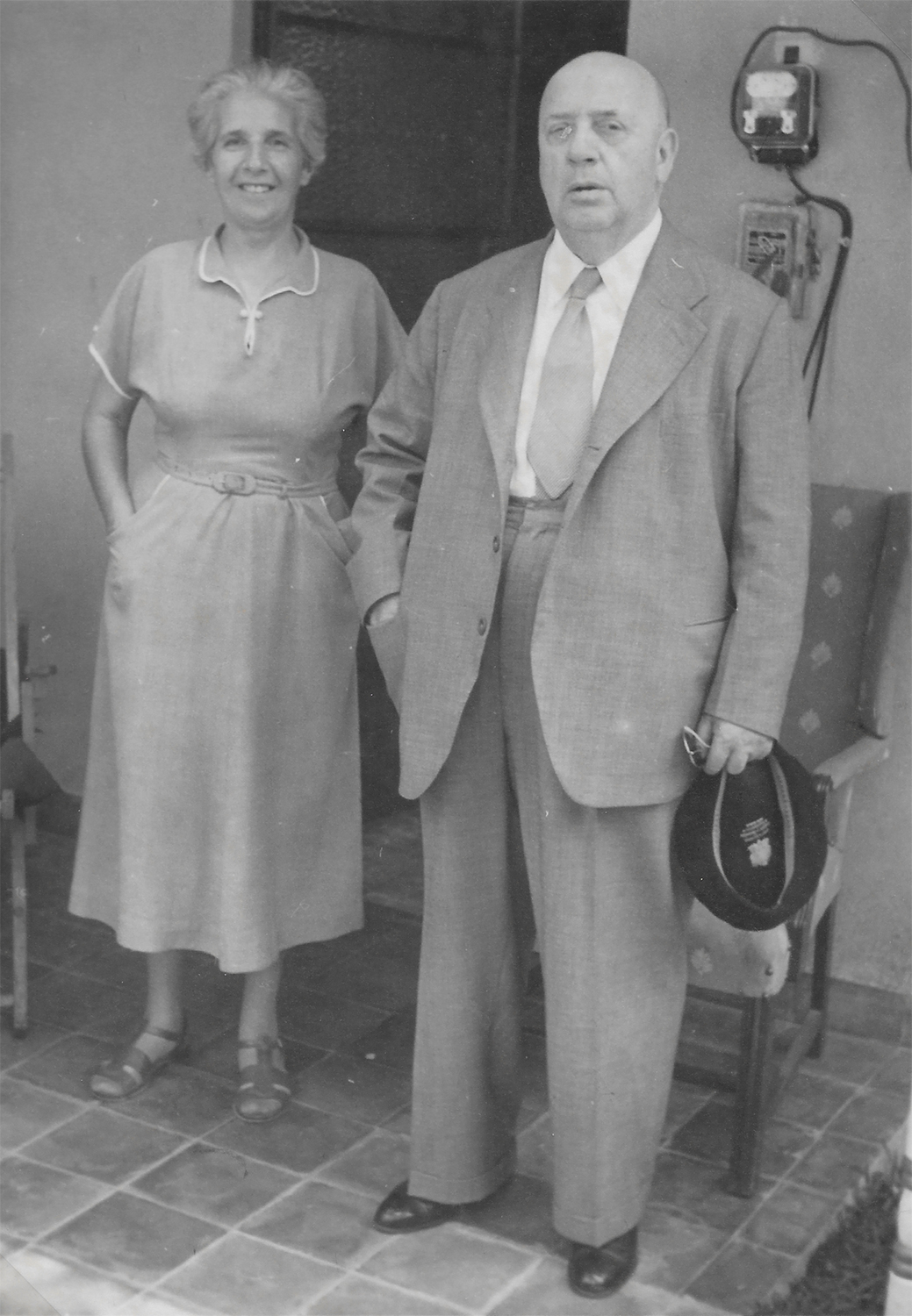 Fotografía de una mujer y un hombre en una casa.