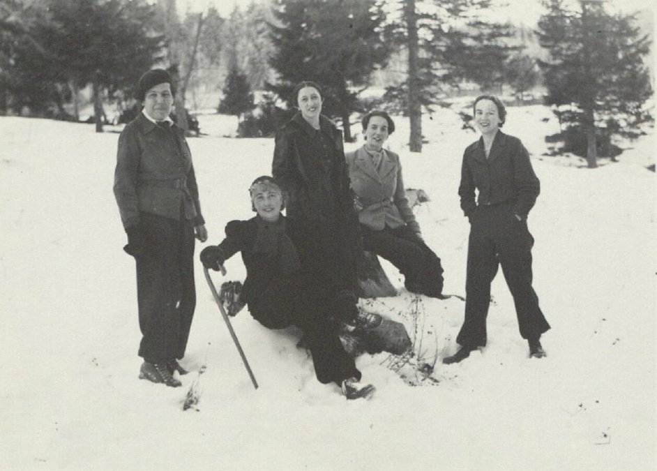 Cinco mujeres en la nieve.