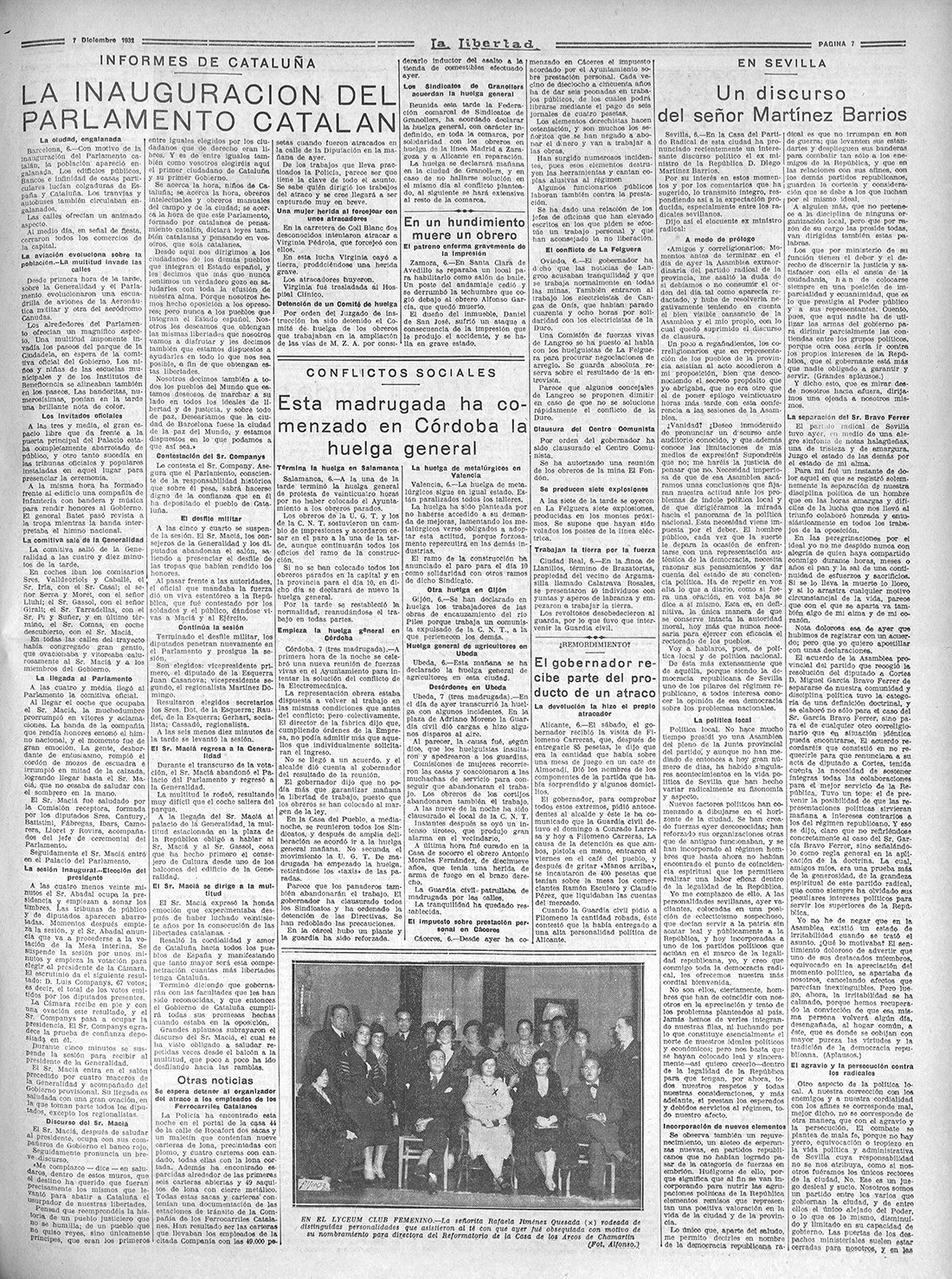 Página del periódico "La Libertad", con fotografía de un grupo de mujeres y hombres.