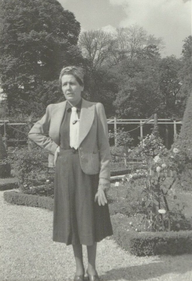 Mujer en un jardín.