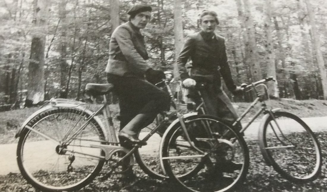 Dos mujeres en bicicleta por el campo.