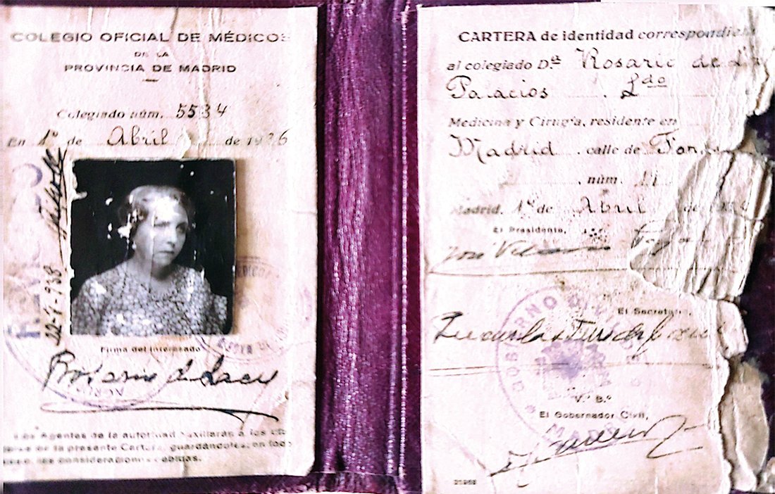 Carnet del Colegio Oficial de Médicos, con el retrato de una mujer.