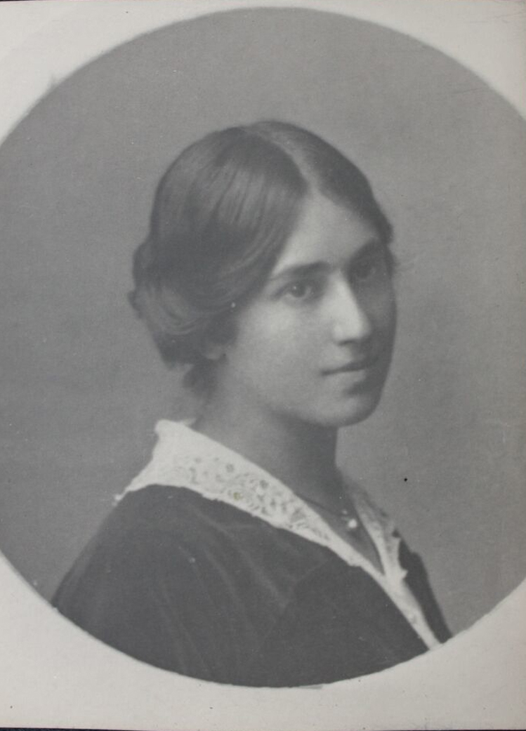 Retrato de mujer mirando a la derecha.