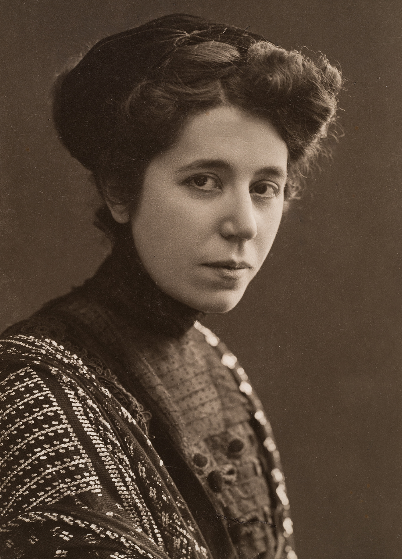 Retrato de mujer de tres cuartos, en color sepia