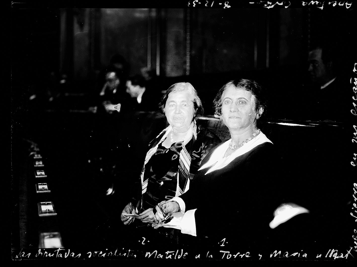 Dos mujeres sentadas en el Congreso.
