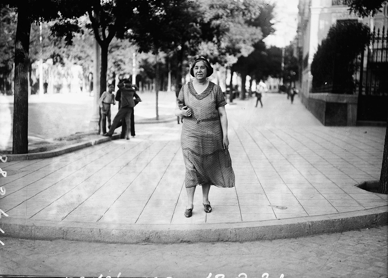 Mujer paseando por la calle.