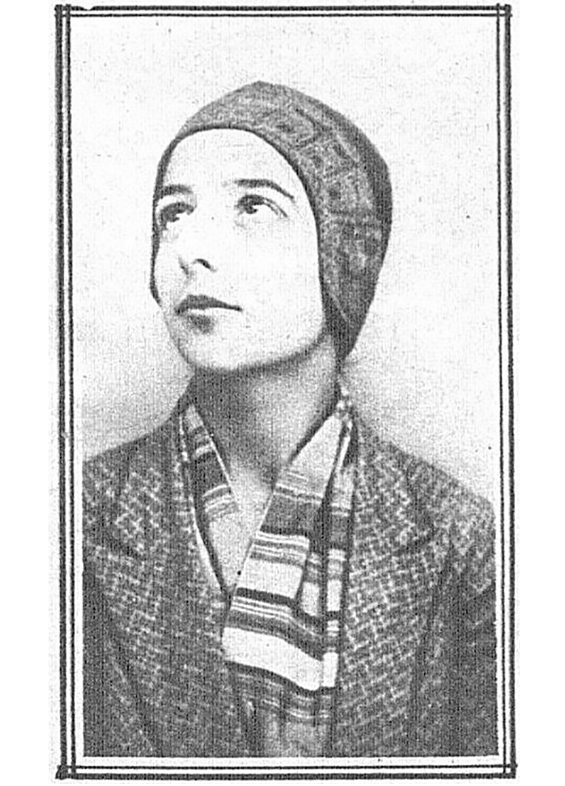 Retrato de mujer con gorro mirando hacia arriba.