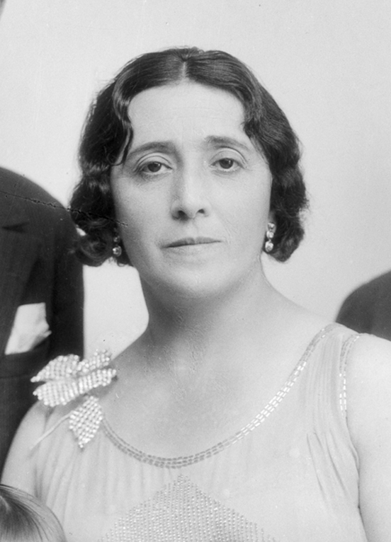 Retrato de mujer con vestido con una flor.