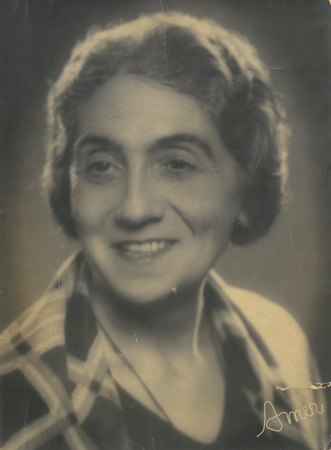 Retrato de mujer sonriendo.