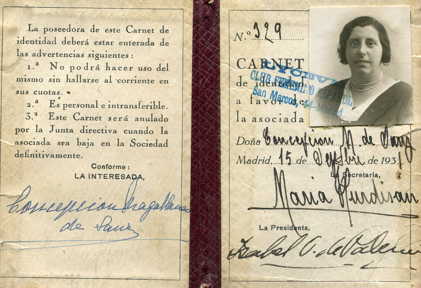 Carnet de socia del Lyceum, con fotografía.