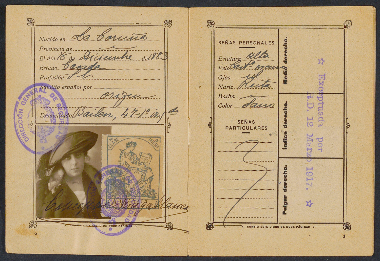 Pasaporte con fotografía de mujer.