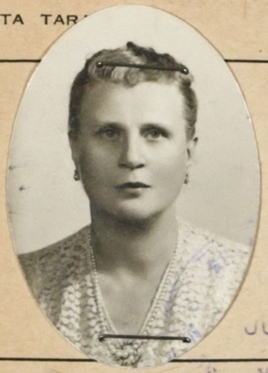 Foto de carnet de mujer mirando de frente.