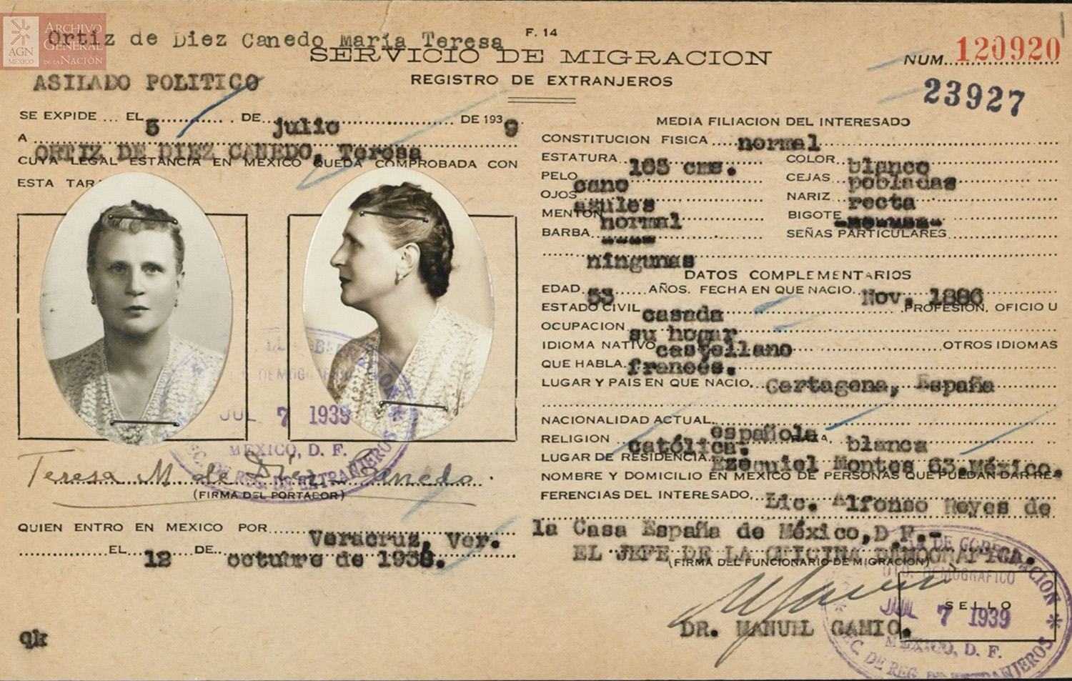 Documento del Sercivio de Migración de México, con dos fotos de mujer, una de frente y otra de perfil.