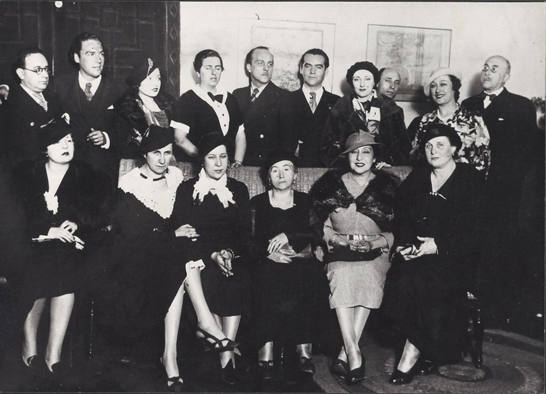 Grupo de hombres y mujeres posando para una foto.