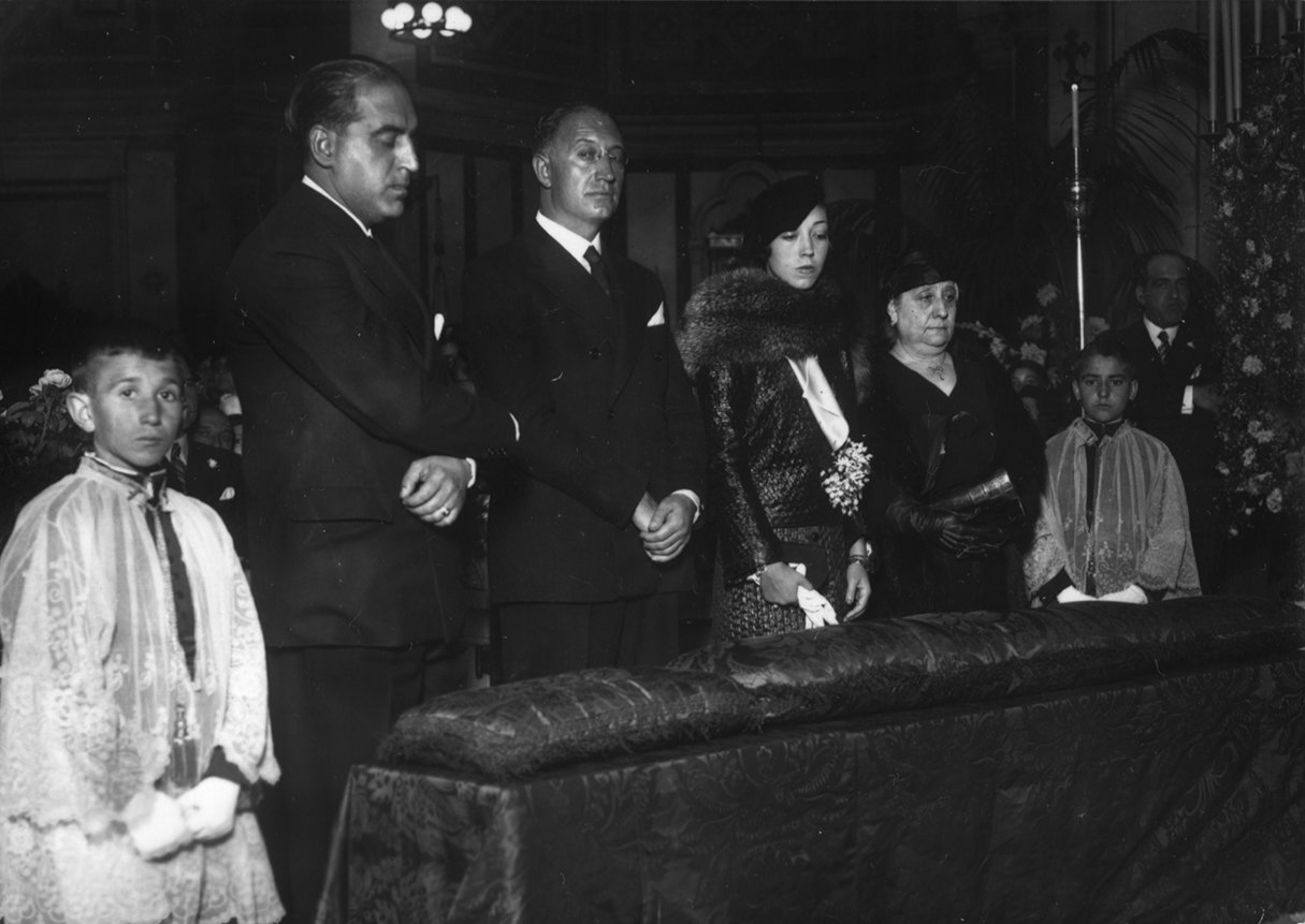 Dos hombres, dos mujeres y dos niños en una iglesia.