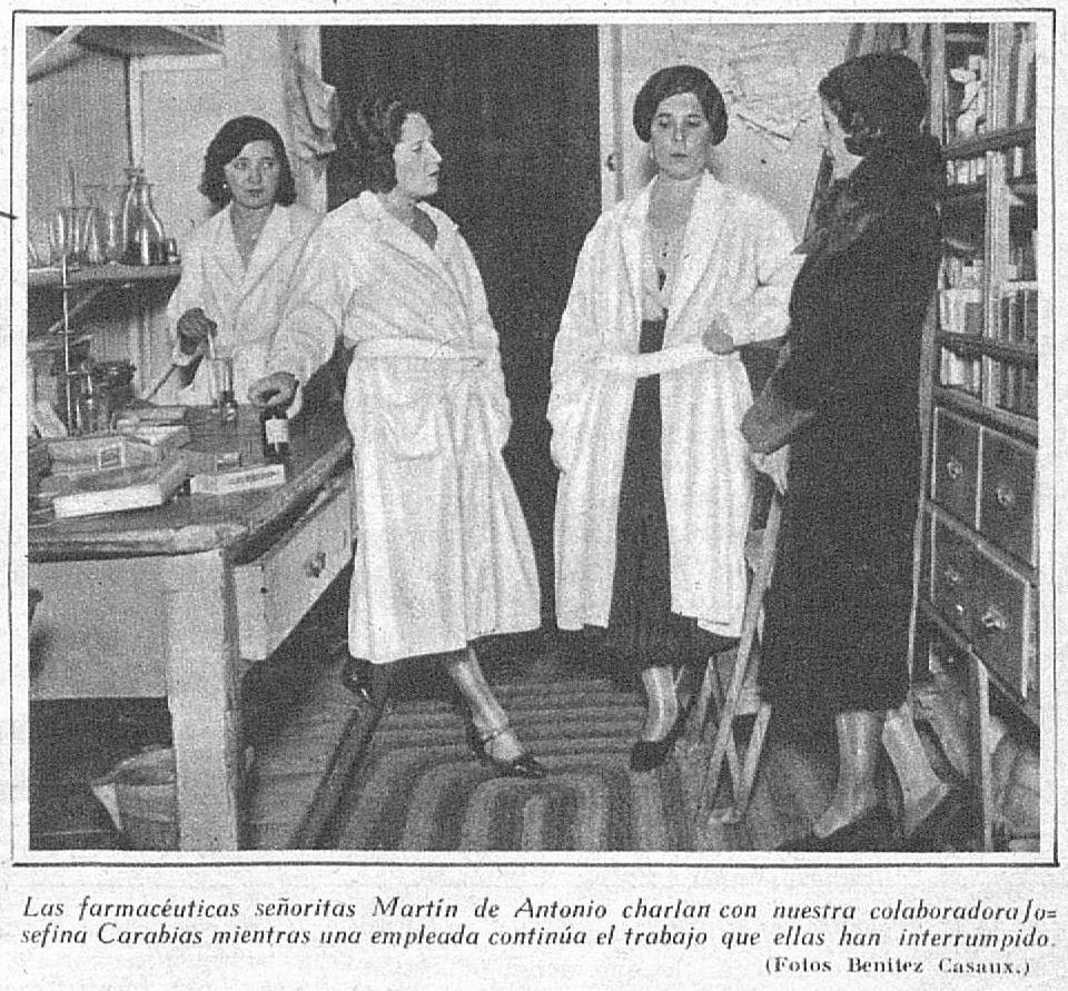Cuatro mujeres en una farmacia, tres de ellas con bata blanca.