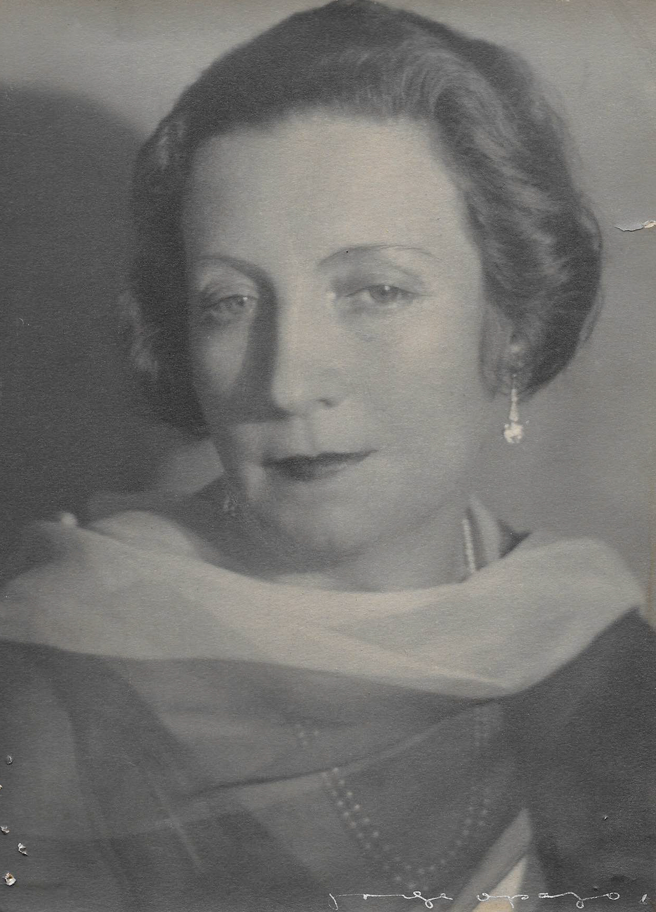 Retrato de mujer con pañuelo al cuello.