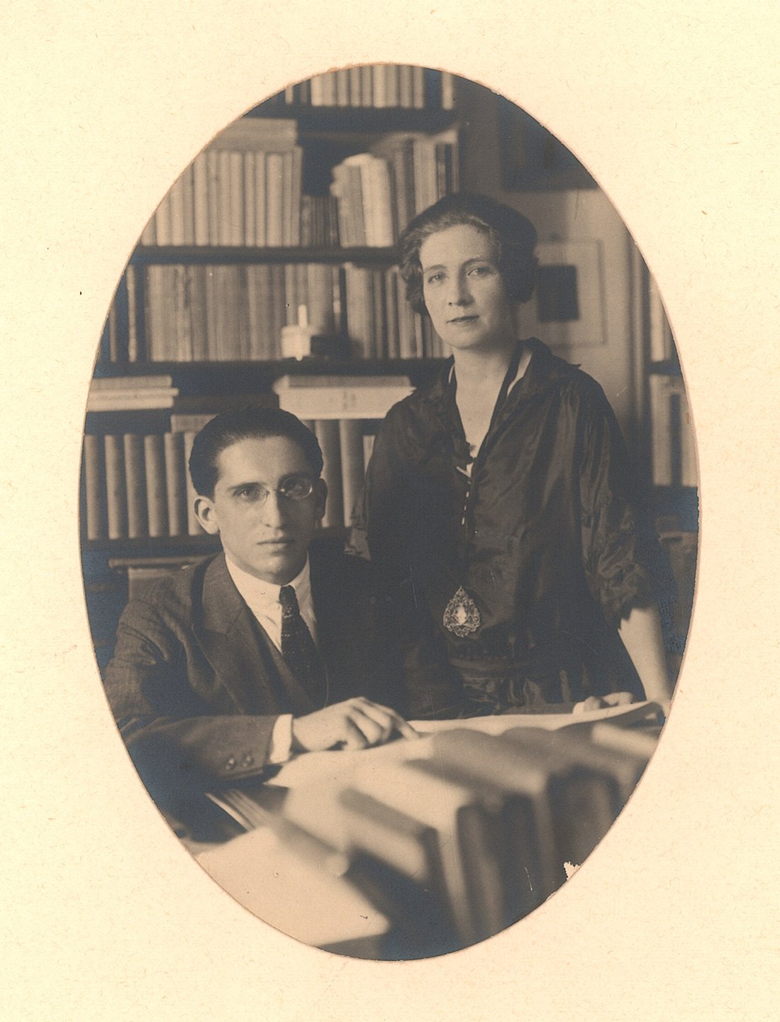 Hombre y mujer posando en una biblioteca.