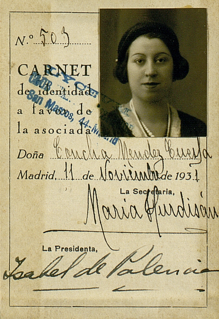 Carnet del Lyceum, con foto de mujer.