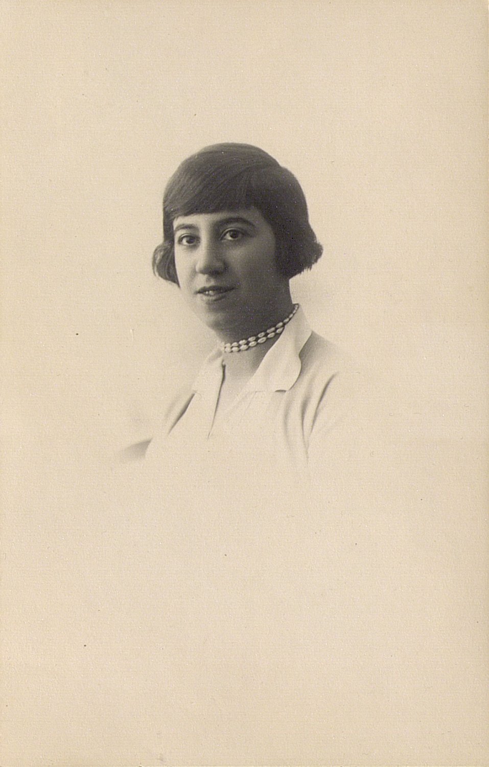 Retrato de mujer con collar de perlas.