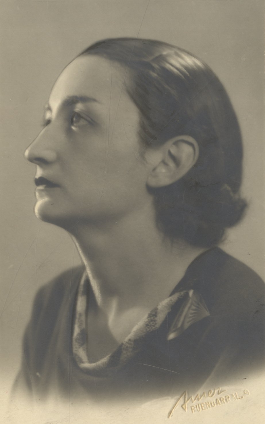 Retrato de mujer de perfil mirando hacia arriba.