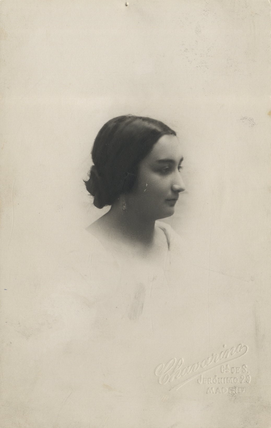 Retrato de mujer de perfil.