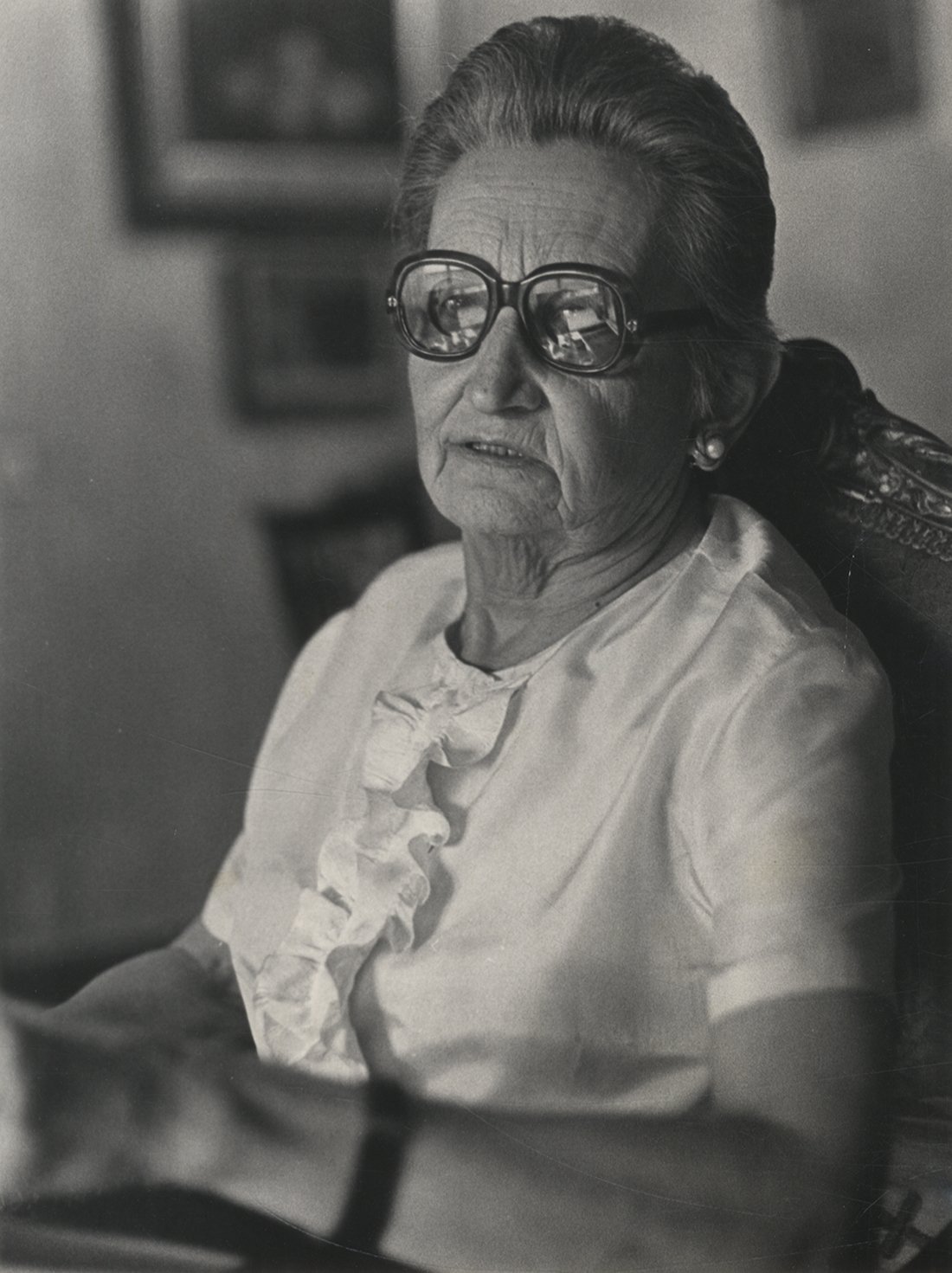 Mujer anciana sentada en una silla.