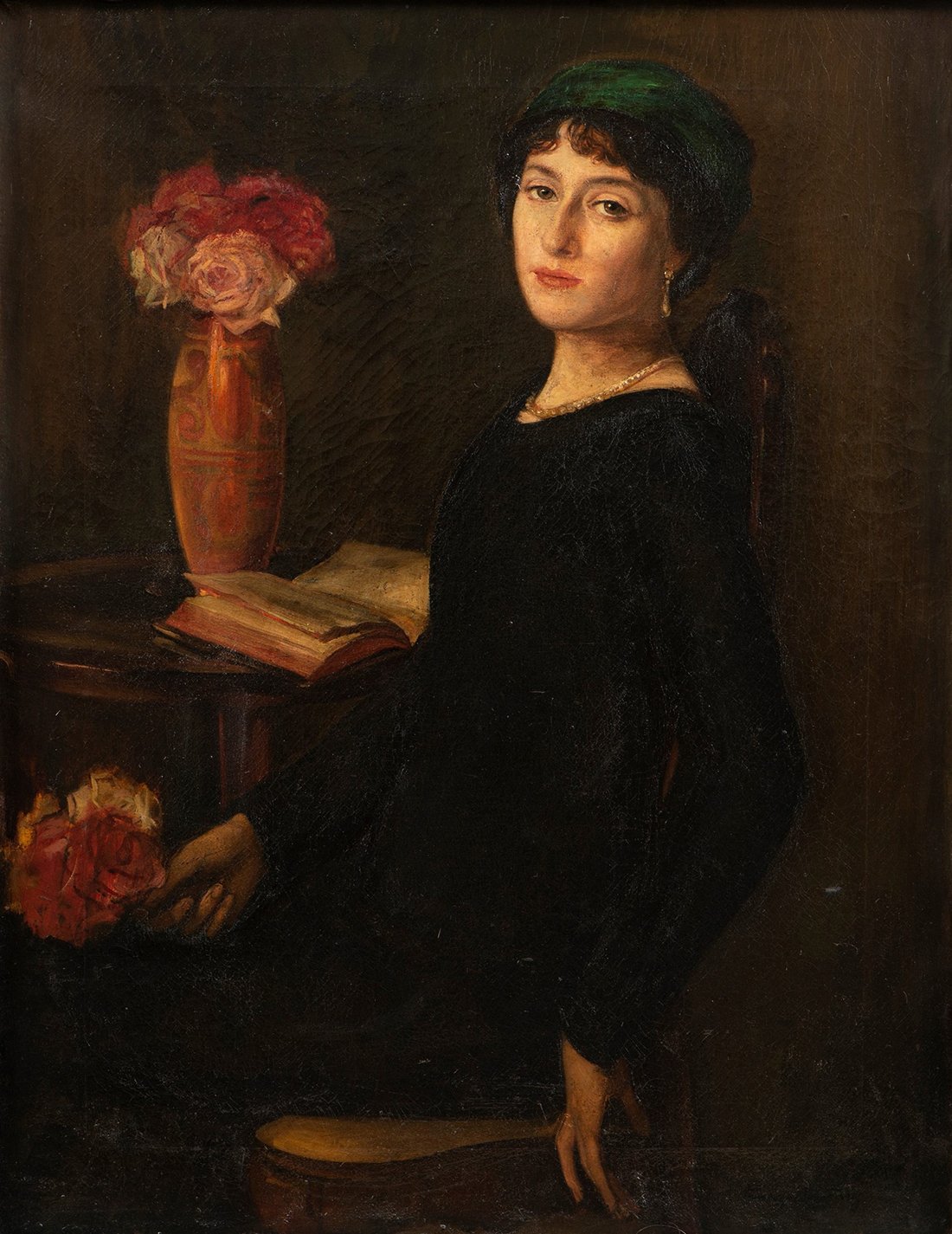 Retrato al óleo de mujer, con flores en la mano, y una mesa con un libro y un jarrón.