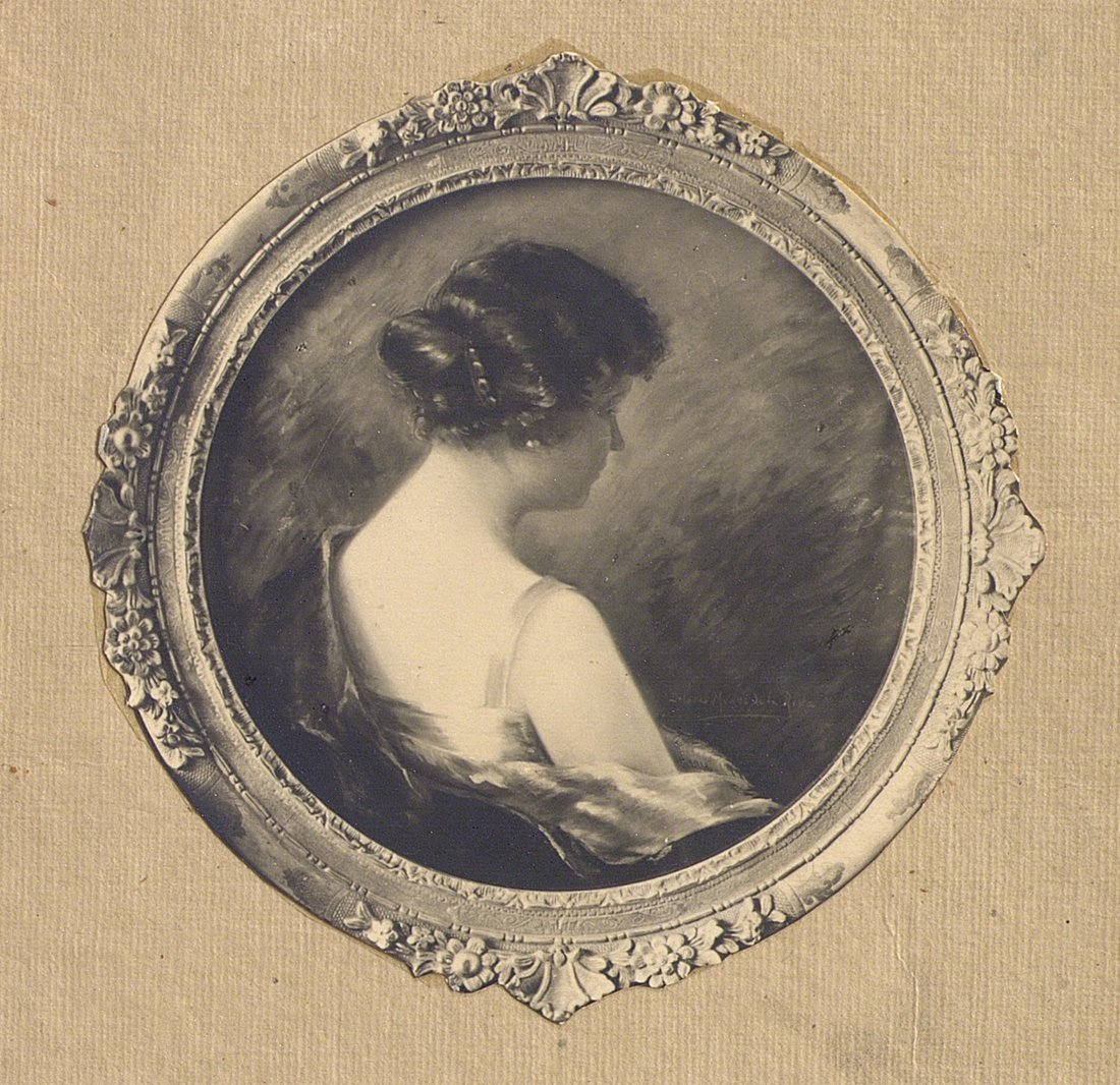 Retrato de mujer de espaldas en un marco redondo decorado.