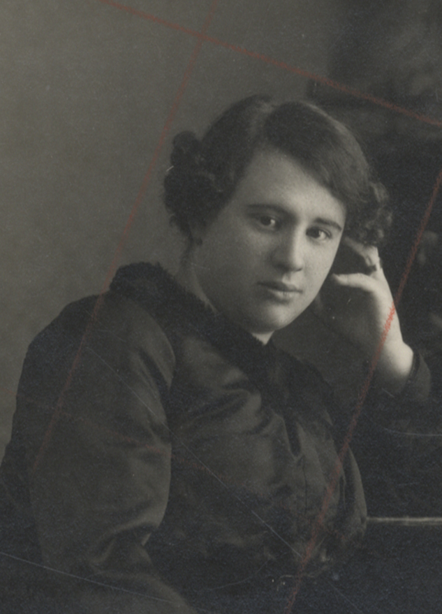 Retrato de mujer con la mano apoyada en la cabeza.