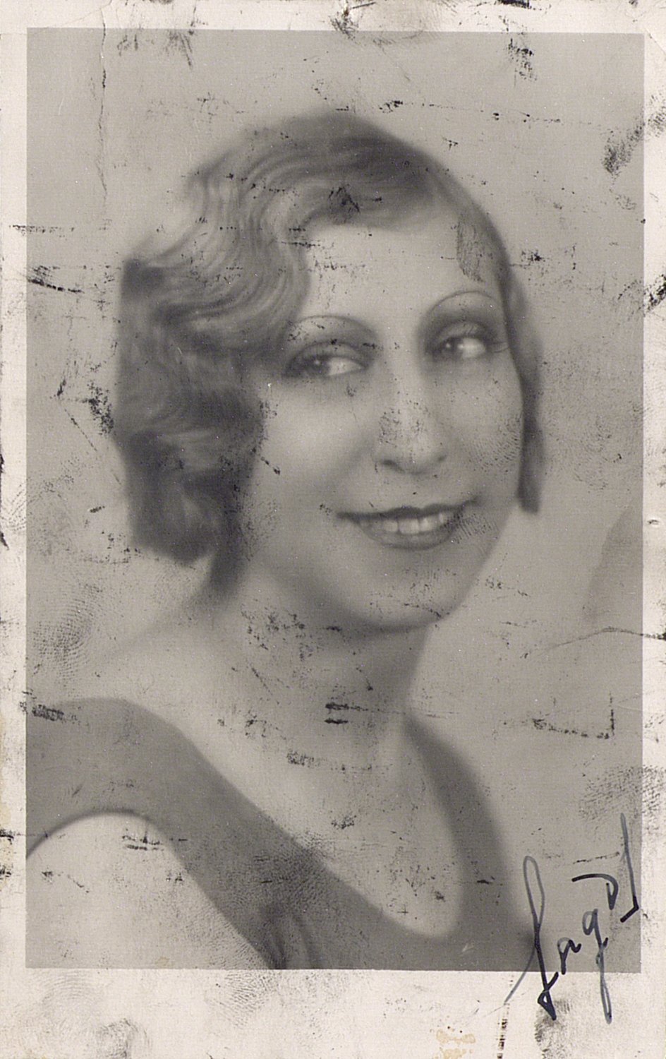 Retrato de una mujer sonriente.