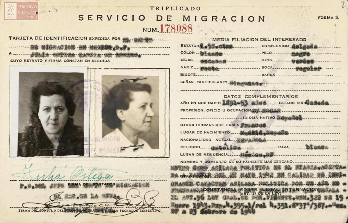Tarjeta de servicio de migración de México, con dos fotografías de una mujer, una de frente y otra de perfil.