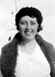 Mujer delante de un barco.