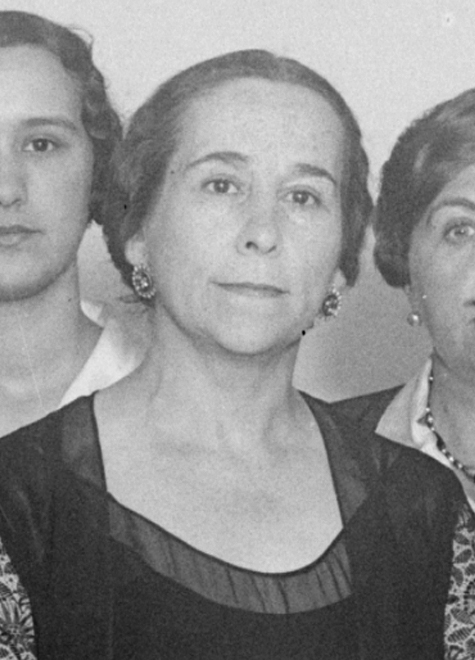 Retrato de mujer con dos mujeres a los lados.