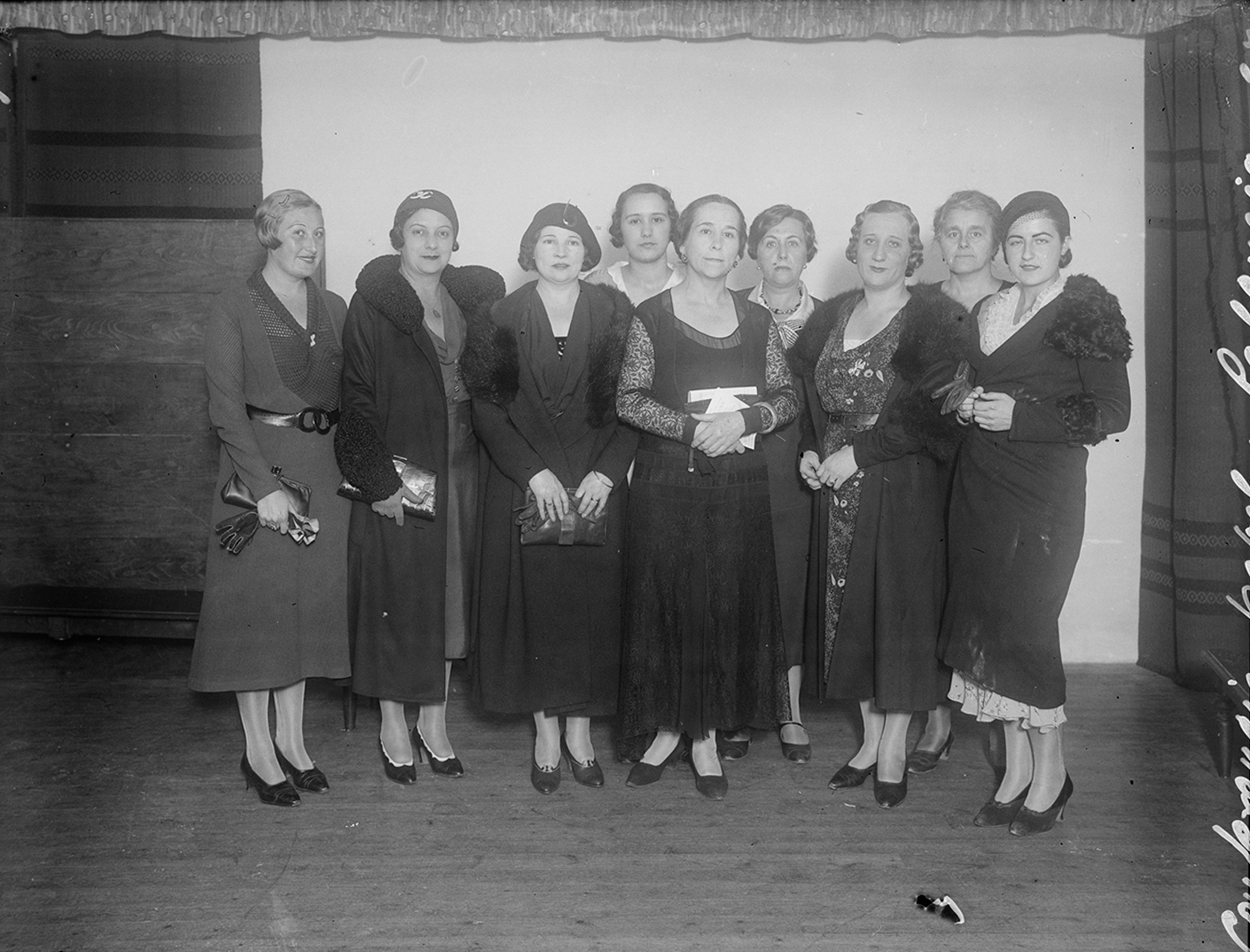 Fotografía con nueve mujeres de pie.