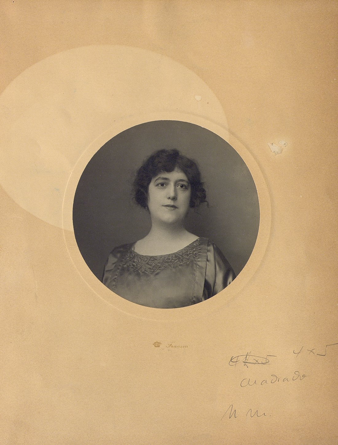 Retrato de mujer en marco circular.