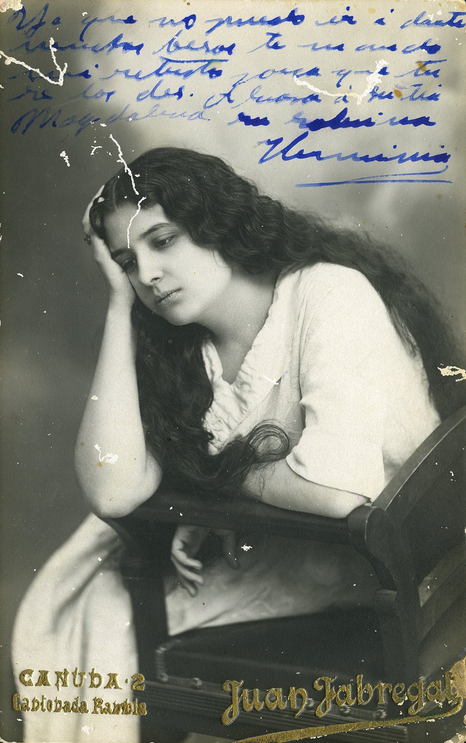 Retrato de mujer con el pelo suelto, la cabeza apoyada en la mano, y con dedicatoria.