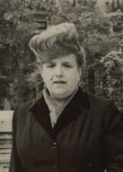 Retrato de mujer en un parque.