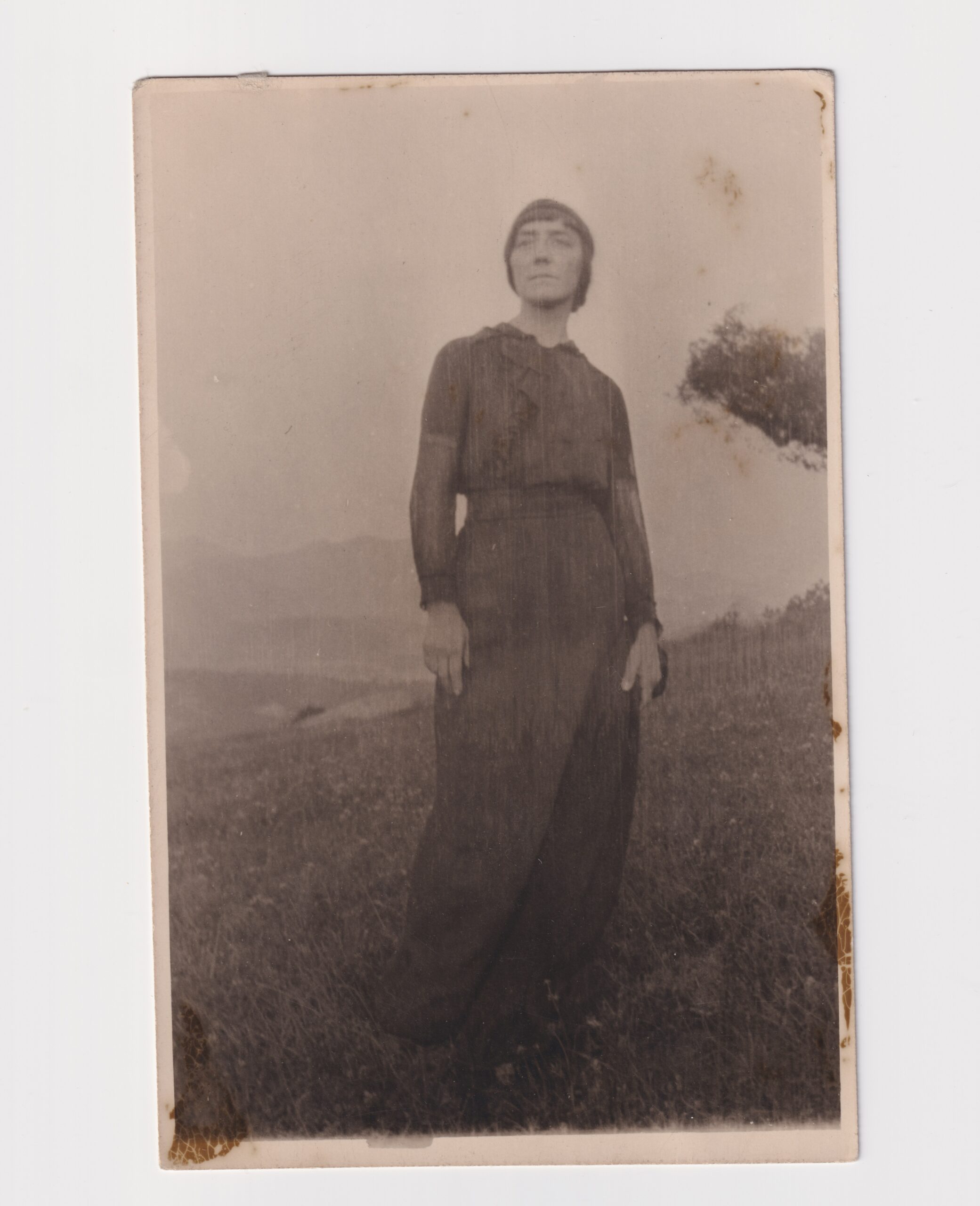 Mujer de pie mirando hacia arriba.