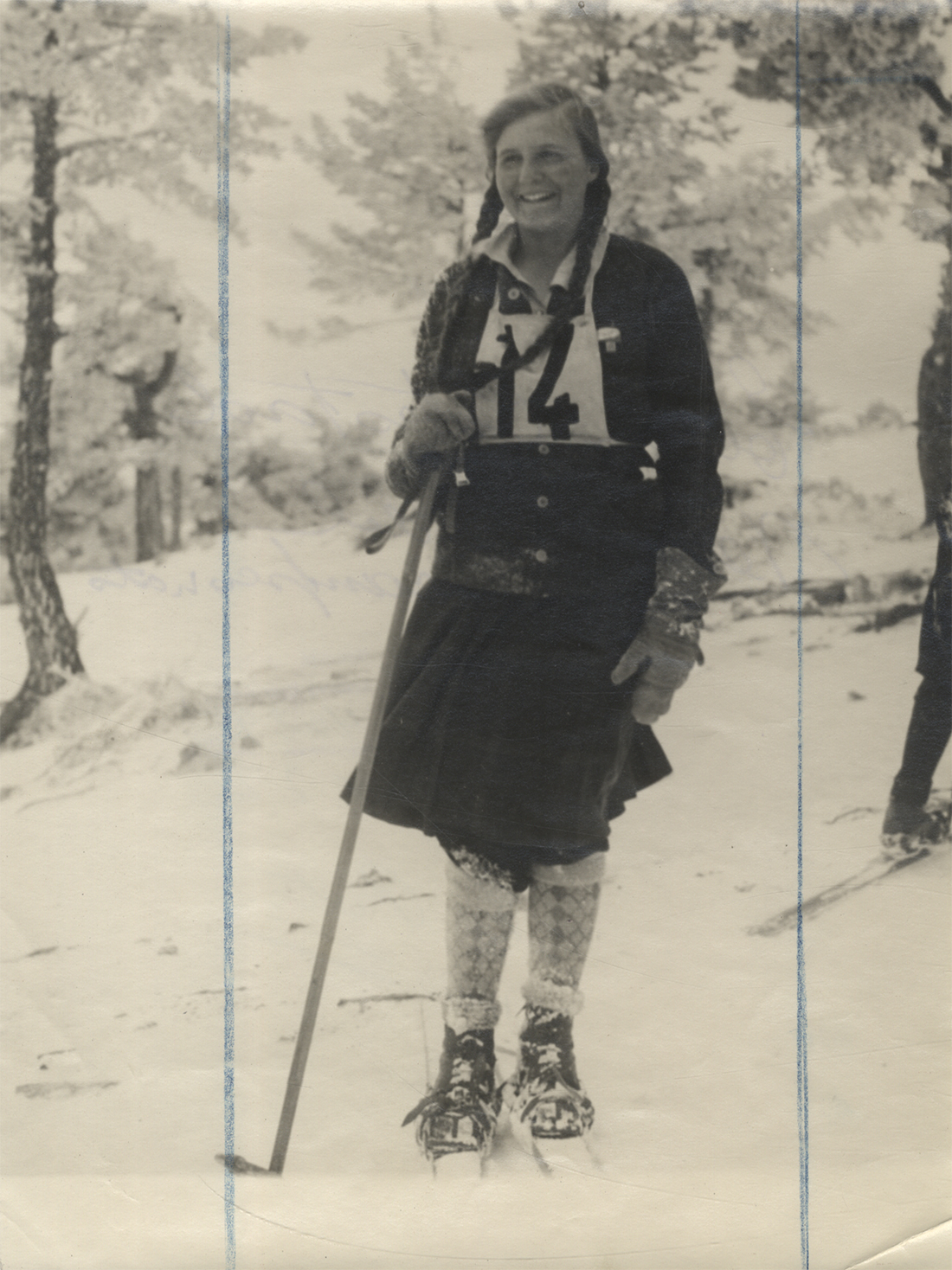 Mujer con esquíes en la nieve.