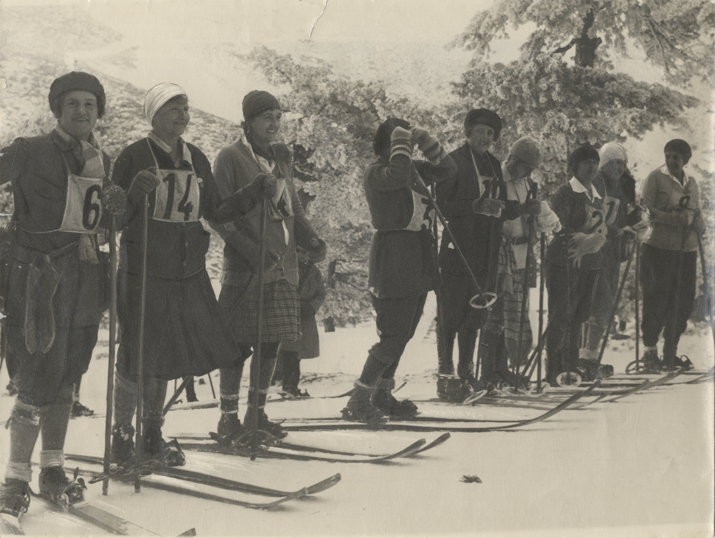 Fotografía de un grupo de mujeres en la nieve con esquíes.