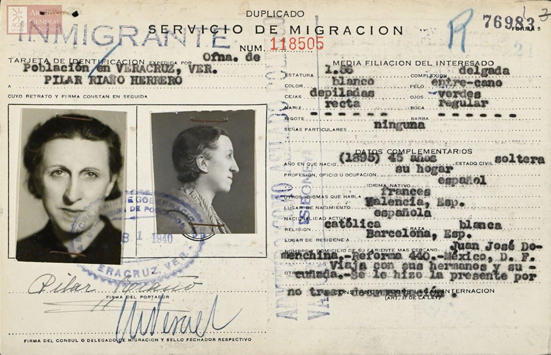 Tarjeta del servicio de migración de México, con dos fotos de mujer, una de frente y otra de perfil.