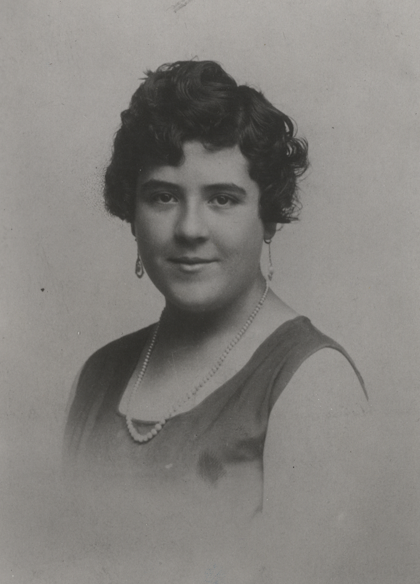 Retrato de mujer de frente.