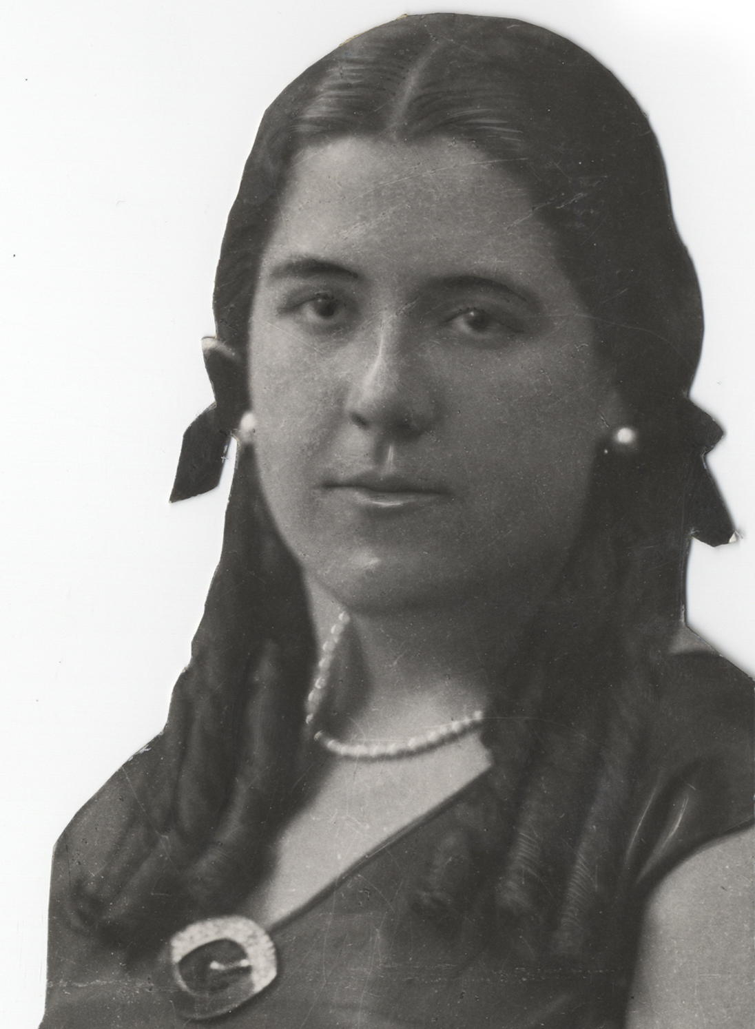 Retrato de mujer con dos coletas rizadas.